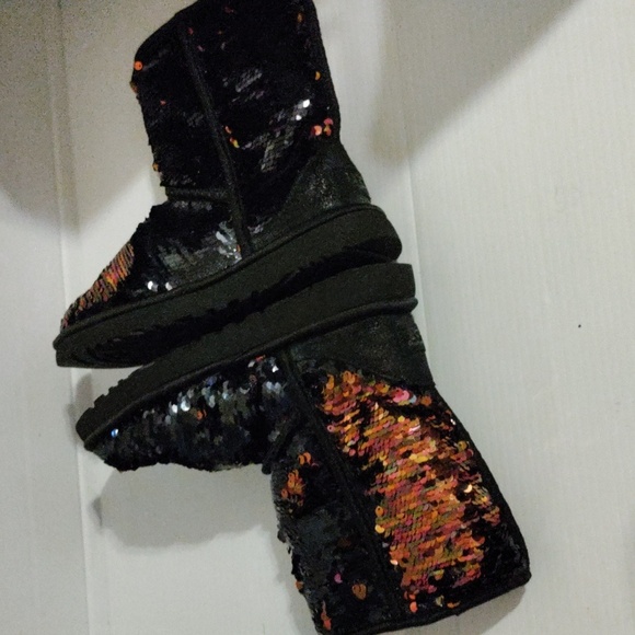 New UGG Women’s Classic Short Sequin Black Boots Sise 6 - Picture 6 of 9